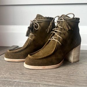 LIKE-NEW STUART WEITZMAN Walla Walla Lace-Up Loafer Ankle Boots